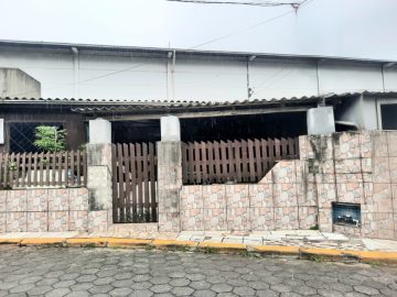CASA NO BAIRRO ESPINHEIROS